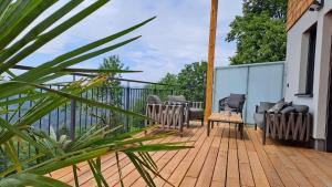 patio con sedie e tavolo su una terrazza in legno di Ferienhaus Oberschindlberg a Lunz am See