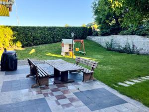 une table de pique-nique et deux bancs dans une cour dans l'établissement Dom na Poniatowie, à Wałbrzych