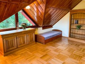 Cette grande chambre est dotée de parquet et d'une grande fenêtre. dans l'établissement Dom na Poniatowie, à Wałbrzych