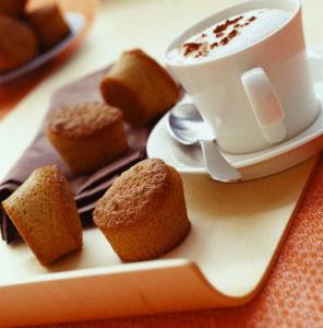 een bord met muffins en een kopje koffie bij Motel Du Chevalier in Gatineau