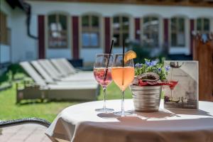 - deux verres de vin assis sur une table dans l'établissement Hotel Zum Gourmet, à Seefeld in Tirol