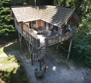 een uitzicht op een huis met terras bij Les Lodges de Babylone in Larringes