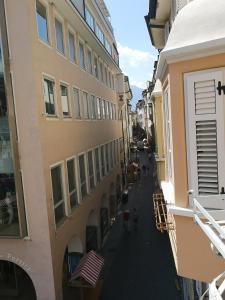 een steegje tussen twee gebouwen waar mensen doorheen lopen bij Ka.La Apartment in Bolzano