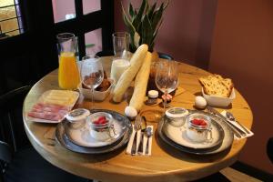 een houten tafel met eten en drinken erop bij B&B verDRAAId fijn in Dordrecht