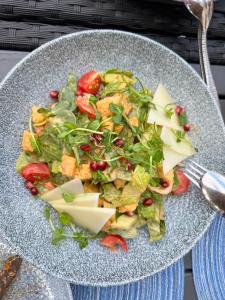 une salade sur une plaque de verre sur une table dans l'établissement Star-Apart Hansa Hotel, à Wiesbaden