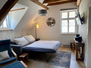 una camera con letto e divano di Gästehaus Rheinromantik a Bacharach