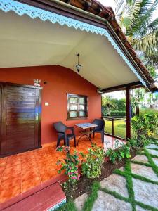 um pátio de uma casa com uma mesa e cadeiras em Beira Mar Beach Resort em Benaulim