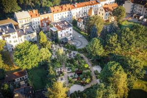 une vue aérienne sur une ville avec des bâtiments et un parc dans l'établissement La Bouche Appartements, à Oświęcim