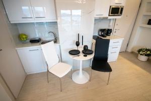 une petite cuisine avec une table et deux chaises dans l'établissement Sea View luxury apartment, à Vólos