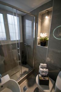 La salle de bains est pourvue d'une douche, de toilettes et d'un lavabo. dans l'établissement Sea View luxury apartment, à Vólos