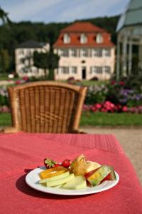 un piatto di cibo su un tavolo su un tavolo rosso di Badhotel Bad Brückenau a Staatsbad Brückenau