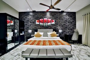 Tempat tidur dalam kamar di Hotel Kings Heritage Surat