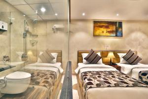 Kamar mandi di Hotel Kings Heritage Surat