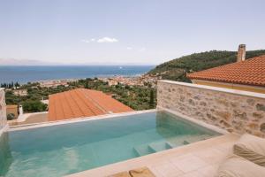 Mani Luxury Suites and Studios in Gytheio with Private Pools في غيتيو: مسبح مطل على المحيط