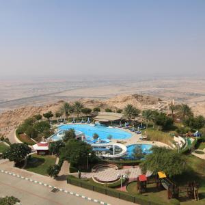 vista aerea su una piscina in un resort di Mercure Grand Jebel Hafeet Hotel a Al Ain