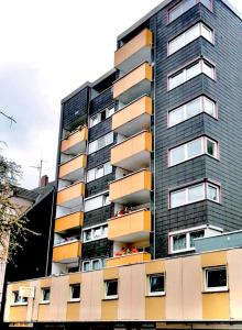 een hoog gebouw met balkons aan de zijkant bij Hotel zur Post in Herne