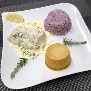 un plato de comida con queso y arroz púrpura en Hôtel Restaurant Le Clos Charmant, en Vallon-Pont-dʼArc