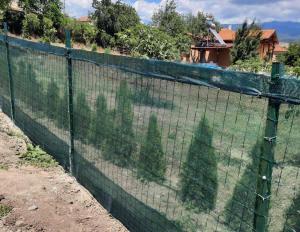 Ein Zaun mit dem Schatten eines Baumes darauf in der Unterkunft Sunshine villa Dzhigurovo in Sandanski