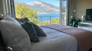 een slaapkamer met een bed en uitzicht op een berg bij Hotel Movieworld in Spiez