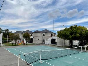 Instalaciones para jugar al tenis o al squash en HOTEL CAASAMA o alrededores