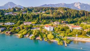 una vista aerea di una piccola città sull'acqua di Strandhotel Faak a Faak am See