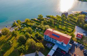 una vista sul tetto di un edificio con un parco vicino all'acqua di Strandhotel Faak a Faak am See