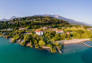 una vista aerea di un'isola in acqua di Strandhotel Faak a Faak am See