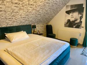 um quarto com uma cama e uma pintura de um homem em Hotel Karthäuser Hof em Flörsheim am Main