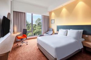 Holiday Inn Express Kota Kinabalu City Centre, an IHG Hotel房間的床