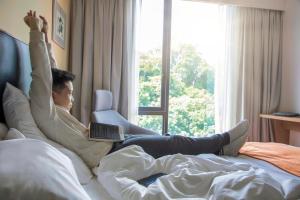 Holiday Inn Express Kota Kinabalu City Centre, an IHG Hotel房間的床