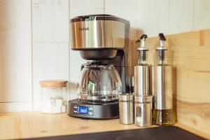 une cafetière assise au-dessus d'un comptoir dans l'établissement Tiny Messancy, une immersion dans la nature !, à Messancy