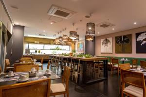 a restaurant with a bar and tables and chairs at Hotel Cassino Tower São José do Rio Preto by Nacional Inn in Sao Jose do Rio Preto