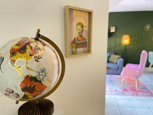 globe on a stand next to a living room w obiekcie La Suite Frida, Cosy & Quiet w Beauvais