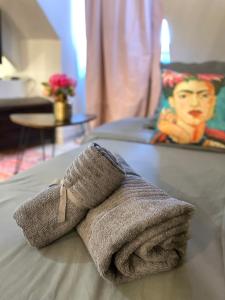 ręcznik na łóżku w obiekcie La Suite Frida, Cosy & Quiet w Beauvais