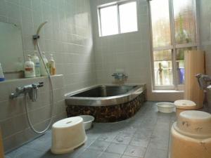 bagno con vasca e 2 servizi igienici di Daiya Ryokan a Kyoto