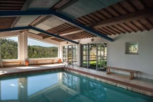 - une piscine dans une maison avec vue dans l'établissement Castello di Spaltenna Exclusive Resort & Spa, à Gaiole in Chianti