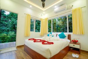 Giường trong phòng chung tại Misty Range Resorts