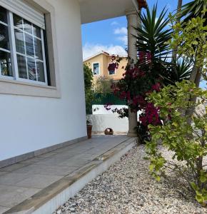 een huis met bloemen erop bij Casa do Canto - Uma casa no campo, perto da praia. in Óbidos