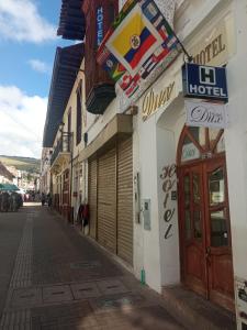 una strada in una città con un hotel di HOTEL DUX a Tunja