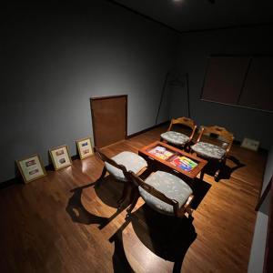 een kamer met drie stoelen en een tafel met foto's bij SNOOPYと過ごす一棟貸しの宿 ーacchicocchi hideoutー in Fukushima