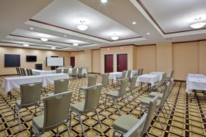 una sala conferenze con tavoli, sedie e schermo di Holiday Inn Express Hotel & Suites Dumas, an IHG Hotel a Dumas