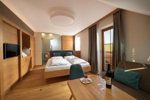 Cama ou camas em um quarto em Hotel Panoramahof Loipersdorf