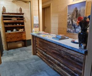 een kamer met een aanrecht met een vaas en boeken bij Chalet Gaspard in Valtournenche