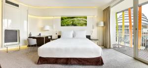 Cama ou camas em um quarto em Radisson Blu Hotel & Convention Centre Kigali