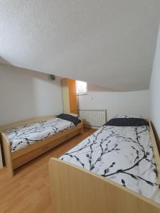 een kamer met 2 bedden in een kamer bij Villa Aurora in Ohrid