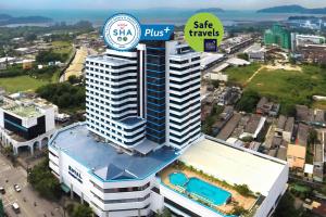 Πισίνα στο ή κοντά στο Royal Phuket City Hotel - SHA Extra Plus