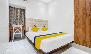 - une chambre avec un lit et une chaise dans l'établissement Itsy Hotels Heraa International, à Mumbai