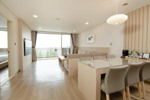 a kitchen and living room with a table and chairs at Kensington Resort Gyeongju in Gyeongju