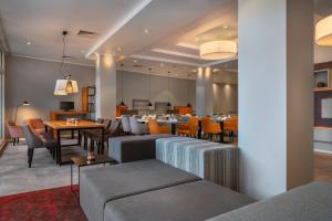 un restaurant avec des tables et des chaises ainsi qu'une salle à manger dans l'établissement Select Hotel Wiesbaden City, à Wiesbaden