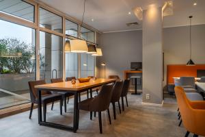 - une salle à manger avec une table et des chaises dans l'établissement Select Hotel Wiesbaden City, à Wiesbaden